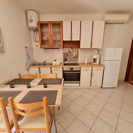 Vila Maslina Apartments Mit Pool Und Garten Nahe Am Strand Tučepi الغرفة الصورة