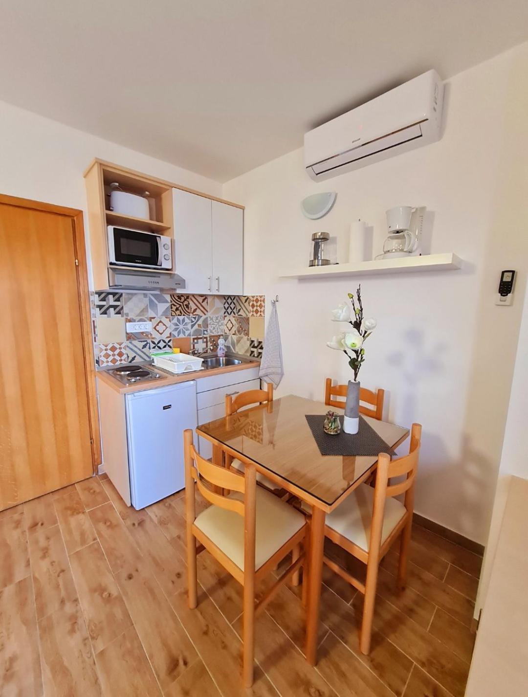 Vila Maslina Apartments Mit Pool Und Garten Nahe Am Strand Tučepi الغرفة الصورة